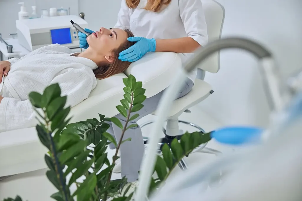 mujer con bata en tratamiento con laser